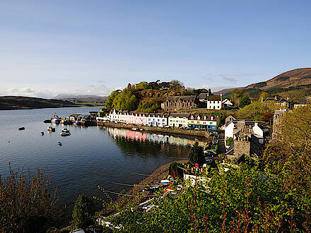 Blick über ein Dorf auf der Isle of Skye in Schottland