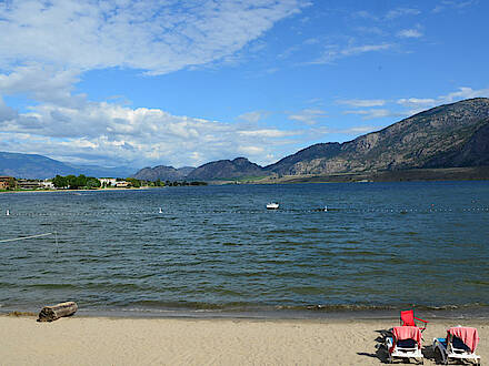 See mit Strand und Blick auf Berge im Okananga Tal in Kanada