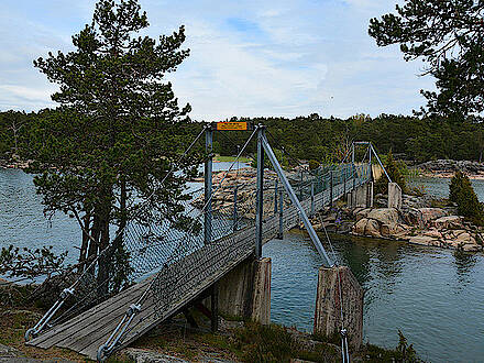 Brücke in den Schären an der Ostküste Schwedens