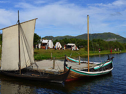Alte Wikinger Holzboote auf den Lofoten in Norwegen