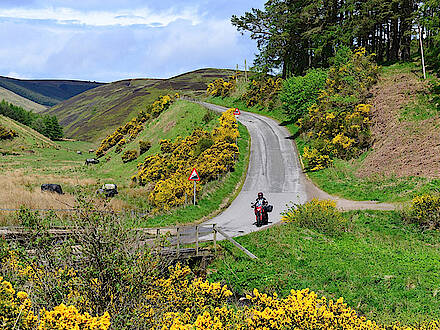 Ducati Hyperstrada auf einem Singletrack in den Highlands in Schottland