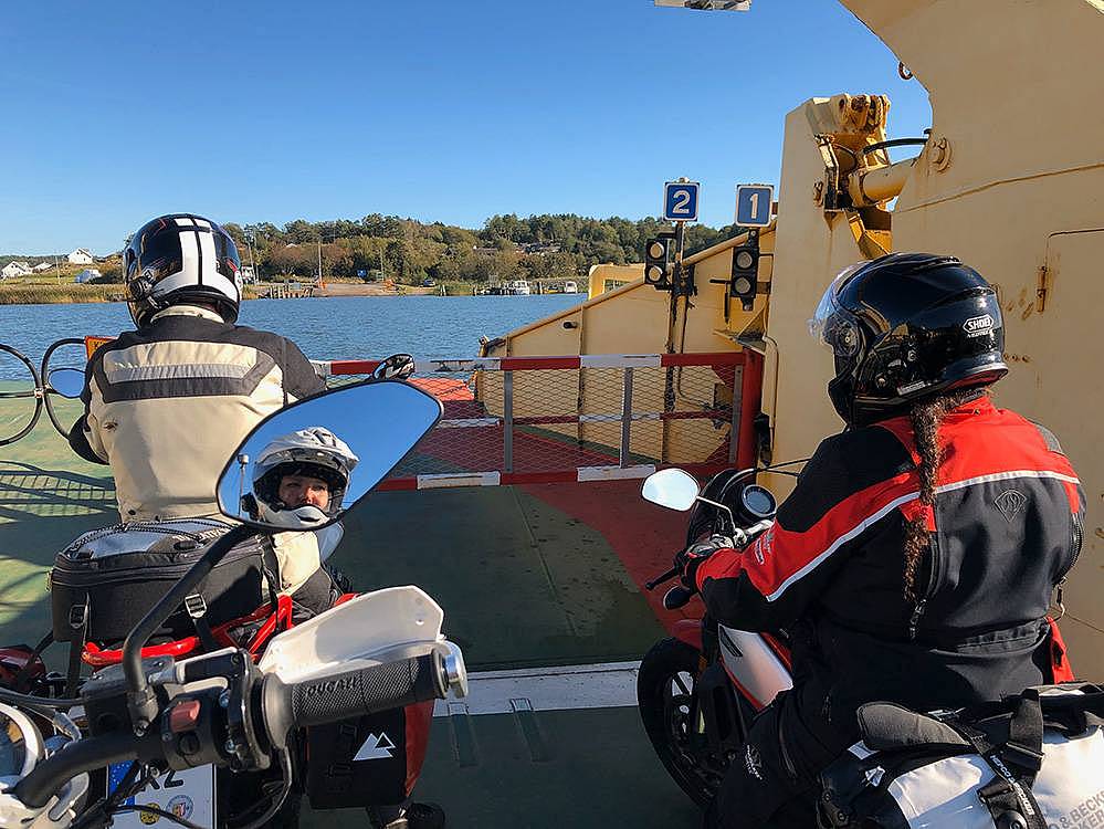 Mit den Motorrädern auf einer Fähre in Schweden