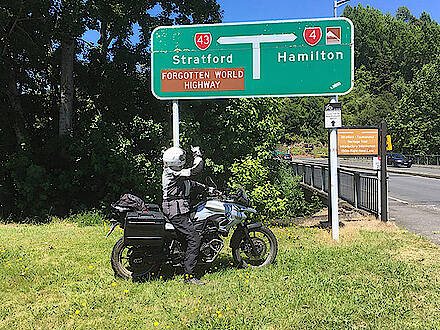 BMW Motorrad vor Forgotten World Highway in Neusseland