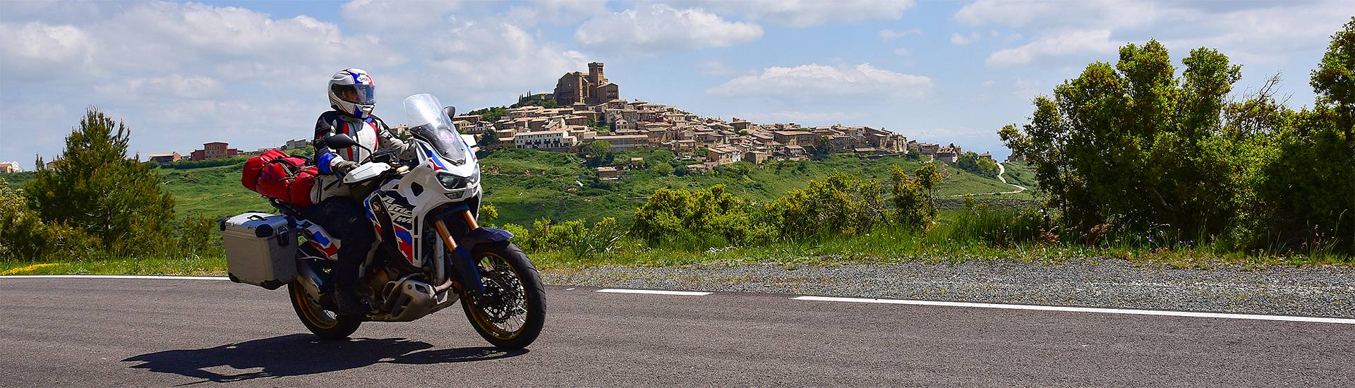 Auf Motorradtour auf kleinen Straßen in Nordspanien