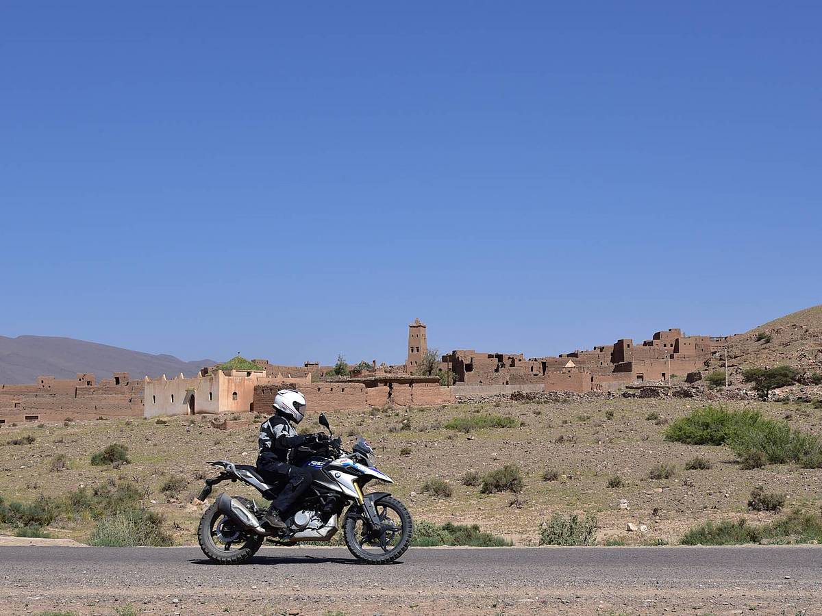 Ein Motorrad in Marokko in karger Landschaft