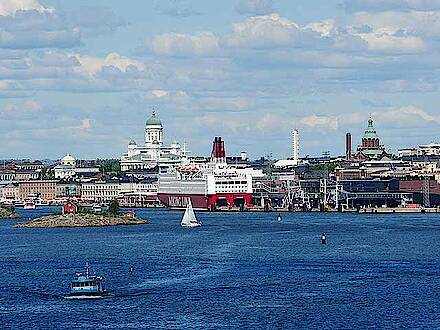 Blick auf Hafen in Helsinki in Finnland 