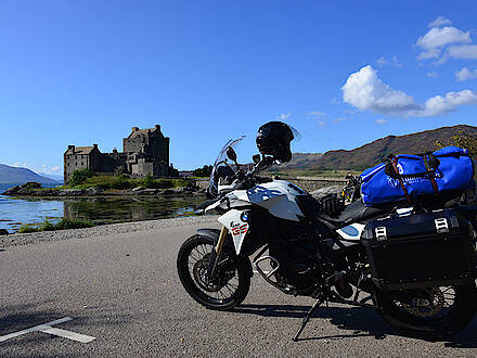 BMW F800 GS vor Eilean Donan Castle in Schottland