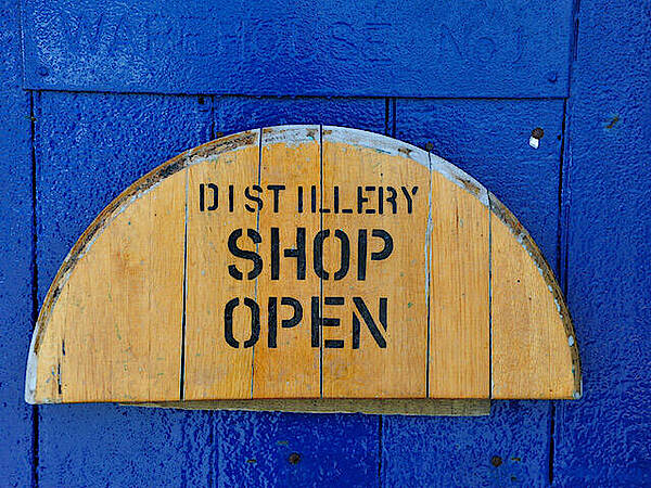 Blaue Warehouse Tür mit Destilliery Shop in Schottland