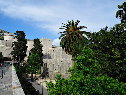 Auf der Stadtmauer der Altstadt in Dubrovnik in Kroatien