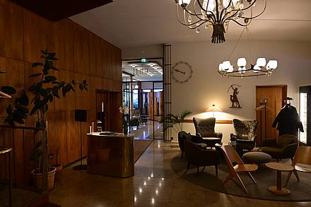 Der Eingang im Stil der 50-Jahre zum Restaurant des Original Sokos Hotel Vaakuna in Helsinki