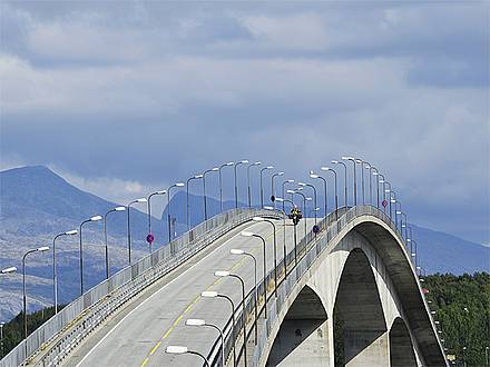 Auf der Brücke über den Gezeitenstrom Saltstraumen - auf Motorradtour mit Feelgood Reisen in Norwegen