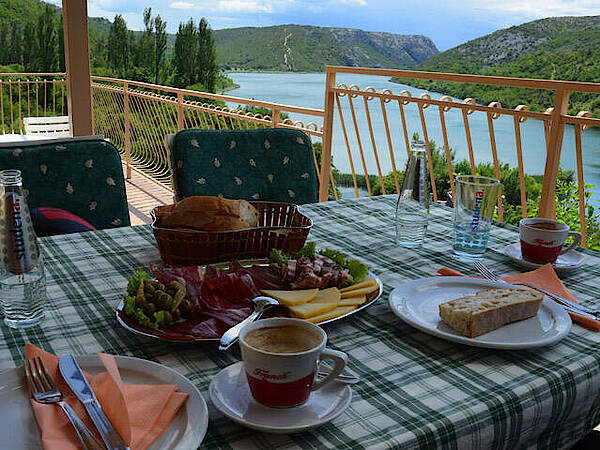 Mittagessen mit Blick in den Krka Nationalpark in Kroatien