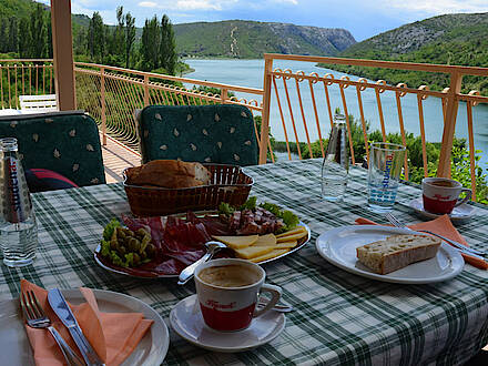 Mittagessen mit Blick in den Krka Nationalpark in Kroatien