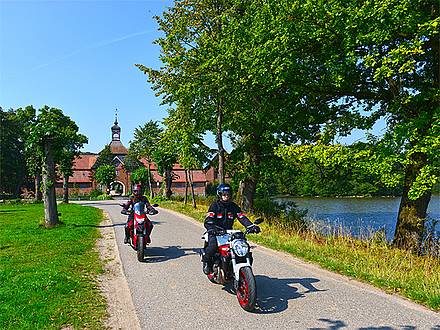 Zwei Motorräder von Feelgood Reisen auf Tour in Ostholstein
