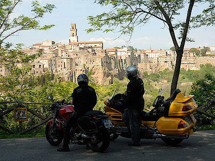 Ducati Monster und Honda Goldwing vor dem Ort Sorano in der Toskana in Italien