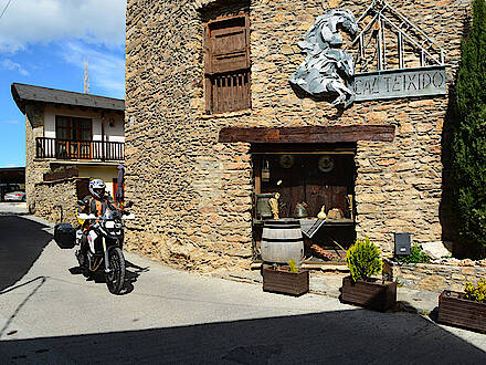 Motorrad in einem Bergdorf in den Pyrenäen in Spanien