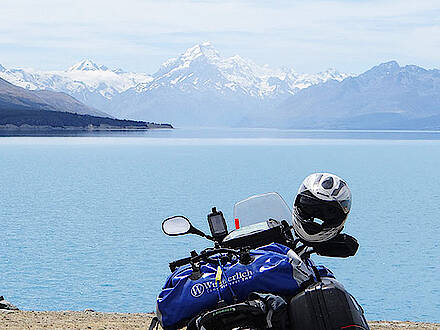 Motorrad mit Blick auf See und schneebedeckte Berge in Neuseeland
