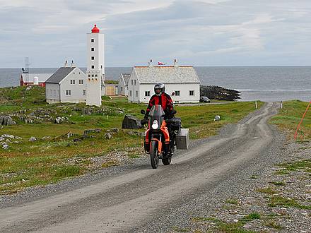 KTM auf Schotterstrecke an der Barentssee in Norwegen