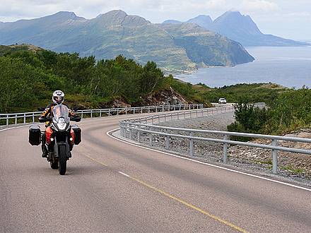 Motorrad auf kurvenreicher Küstenstraße RV17 in Norwegen