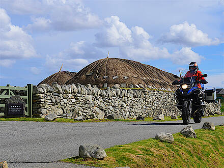 Mit Feelgood Reisen auf Motorradtour in Schottland auf den Äußeren Hebriden beim Arnol Black House