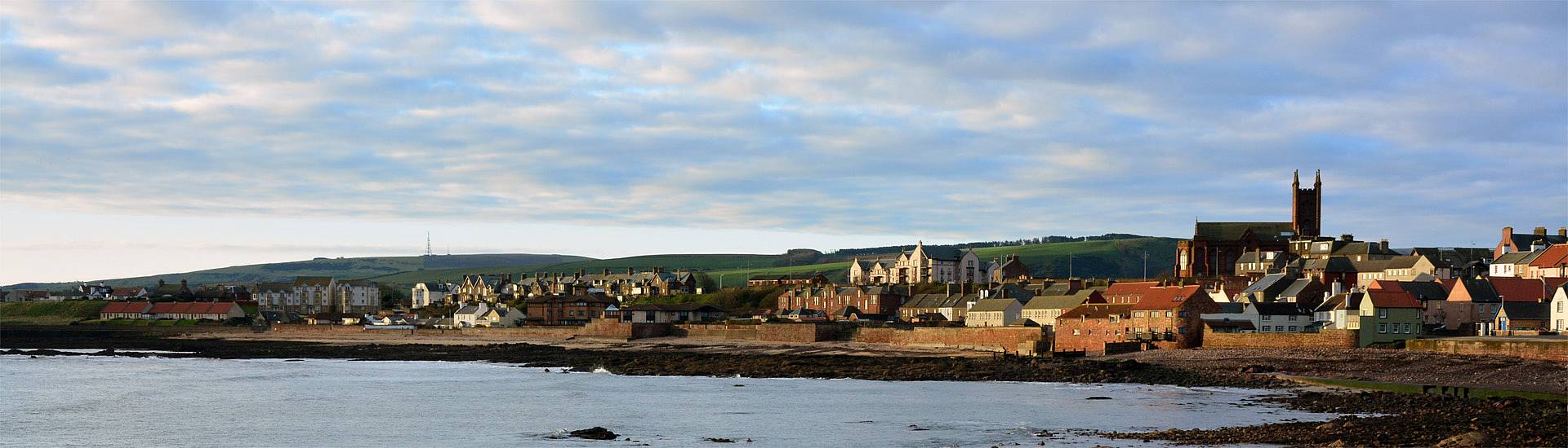 Der Küstenort Dunbar in Schottland im Morgenlicht