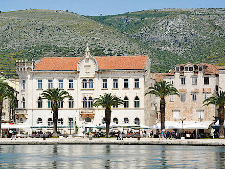 Blick auf Trogir über das Wasser in Kroatien
