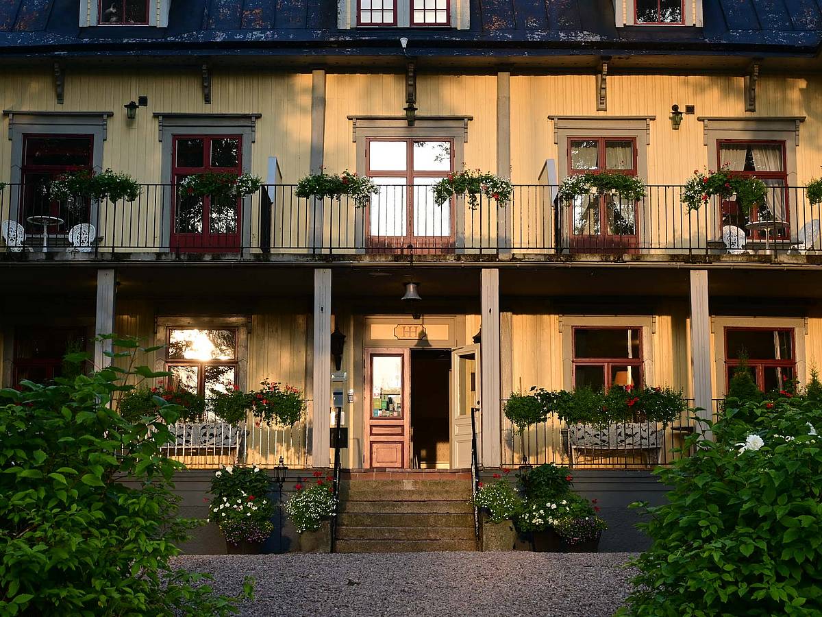 Die Fassade eines Hotels in Schweden im Abendlicht