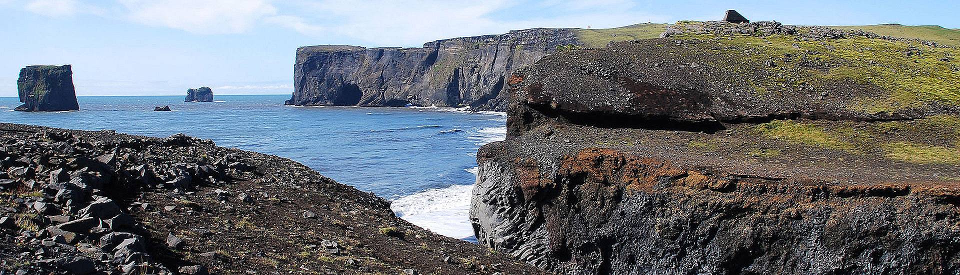 Küste mit Vulkansand auf Island
