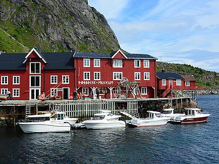 Fisch Museum in rotem Holzhaus auf den Lofoten in Norwegen