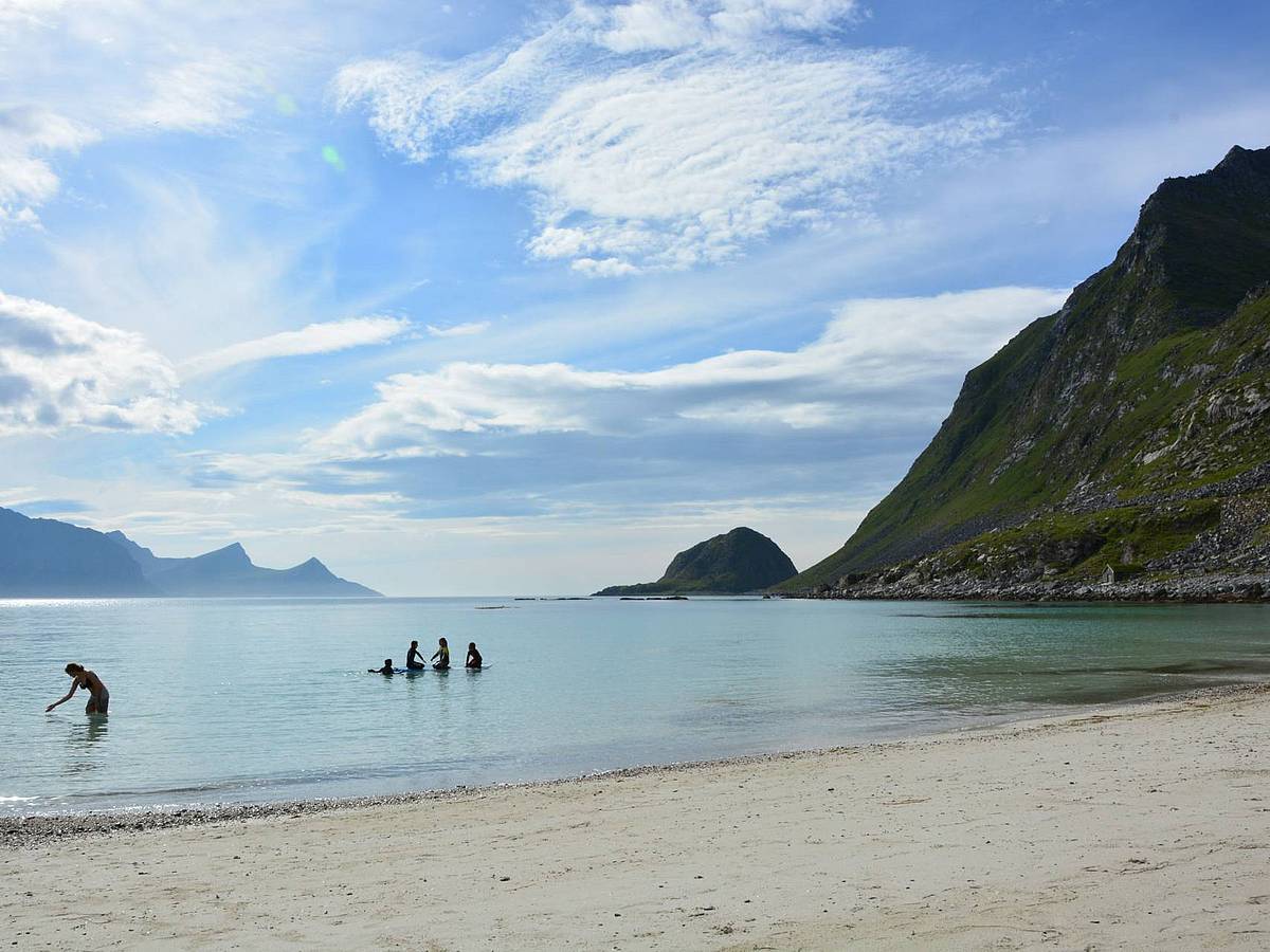 Der Strand von Haukland auf den Lofoten im Sommer