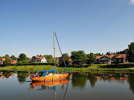 Segelboot am Göta-Kanal in Schweden