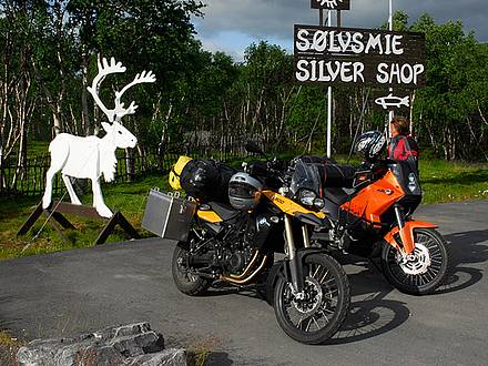 Motorräder auf einem Parkplatz an einem Silbershop in Norwegen
