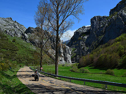 Motorrad auf Landstraße in den Bergen der Picos de Europa