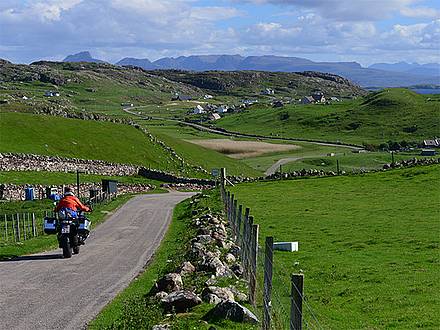 Motorrad fährt an der schottischen Westküste