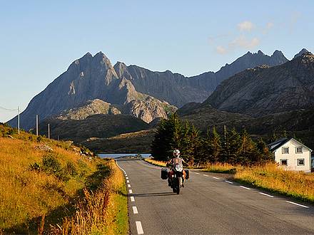 Motorrad auf einer Landstraße auf den Lofoten in Norwegen