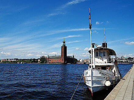 Kleines altes Schiff am kleinen Hafen in Stockholm