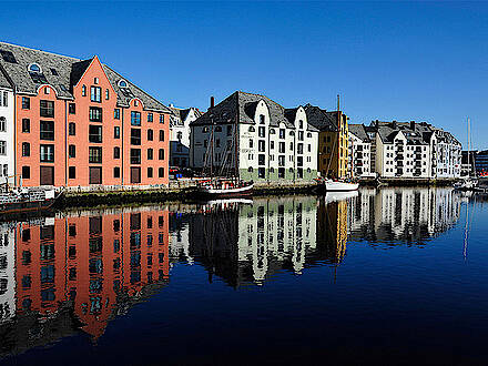 Blick über das Wasser auf eine Häuserfront in Ålesund in Norwegen