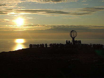 Nordkapinsel mit Globus in der Abendsonne