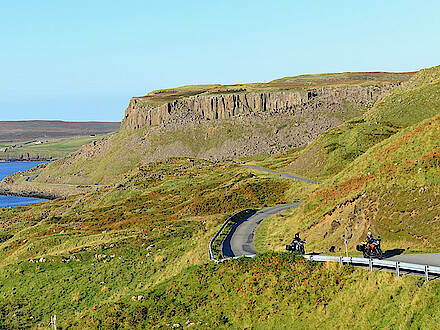 Motorräder auf kurviger Straße auf der Isle of Skye in Schottland