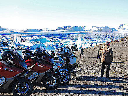 Motorräder vor einem Gletscher auf Island