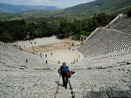Frau mit Motorradkleidung im antiken Theater bei Epidaurus in Griechenland