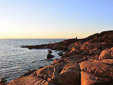 Felsen und Meer im Abendlicht