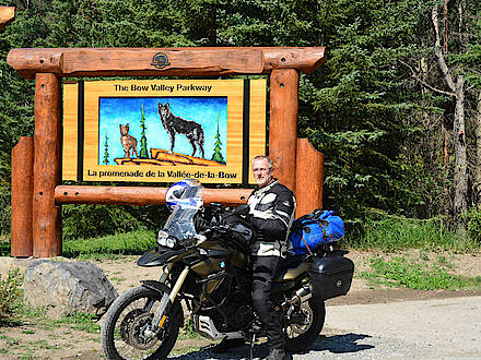 BMW F800 GS mit Motorradfahrer vor dem Schild zum Boa Valley Parkway in Kanada