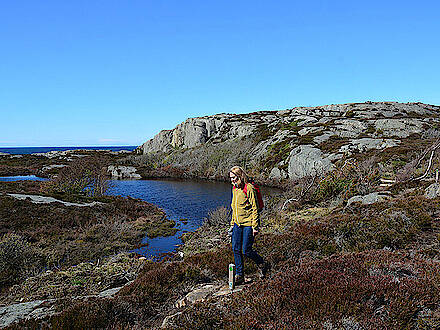 Frau wandert über die Schären an der Westküste Schwedens in Bohuslän