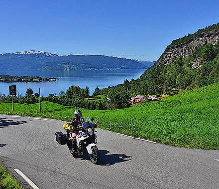 Motorrad auf einer Straße am Hardangerfjord in Norwegen