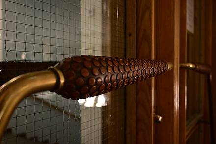 Ein Türgriff in der Form einen Tannenzapfens im Original Sokos Hotel Vaakuna in Helsinki