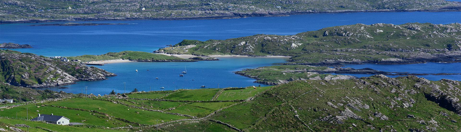 Strand, Wiesen und Meer in Irland