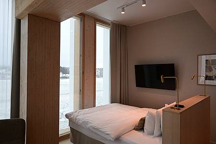 Das Schlafzimmer einer Junior Suite im Solo Sokos Hotel Pier 4 in Helsinki