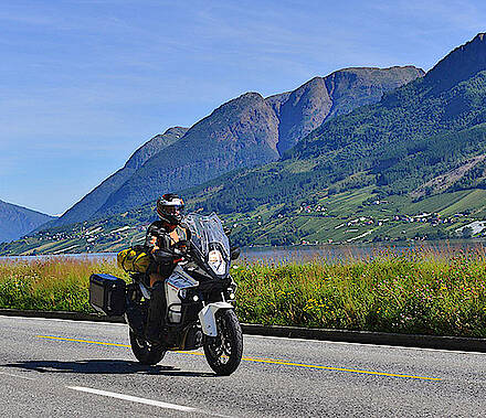 KTM 1290 Super Adventure an einem Fjord in Norwegen