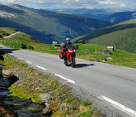 Motorrad auf kleiner Bergstraße an Aurlandsfjord in Norwegen